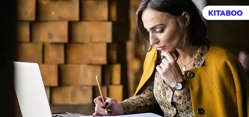 Business woman working blog