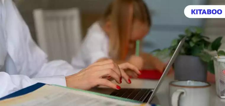 Mother working from home trying to balance family life with child and job blogg