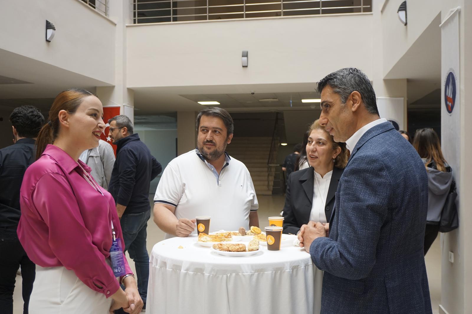 Ceren Höbek, zirve arasında katılımcılarla ayakta sohbet ediyor