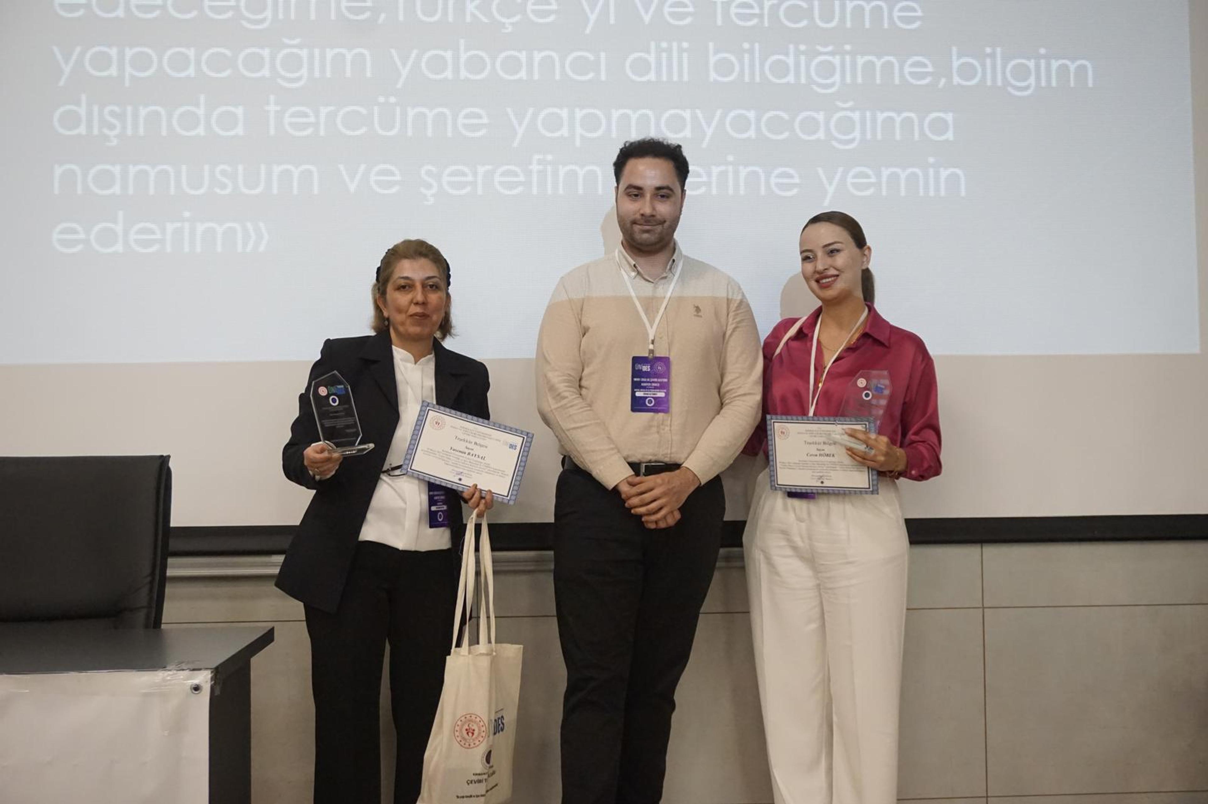 Kariyer zirvesinde teşekkür belgeleri ve plaketler; Ceren Höbek sağda