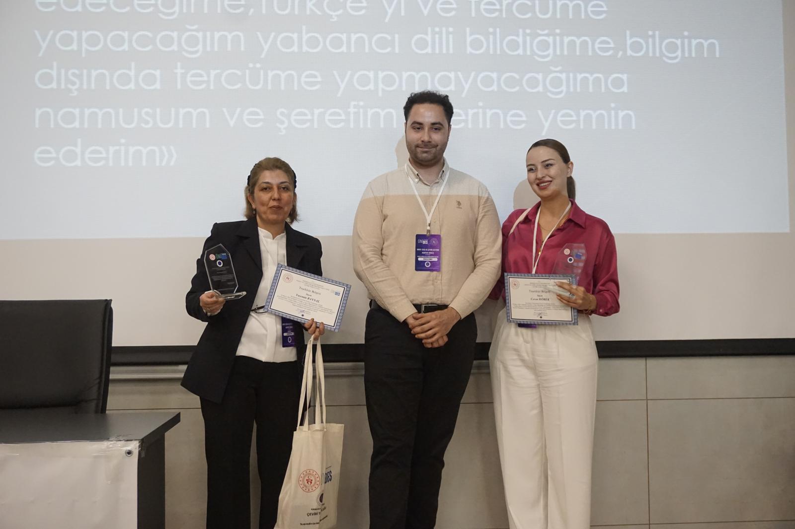 Kariyer zirvesinde teşekkür belgeleri ve plaketler; Ceren Höbek sağda
