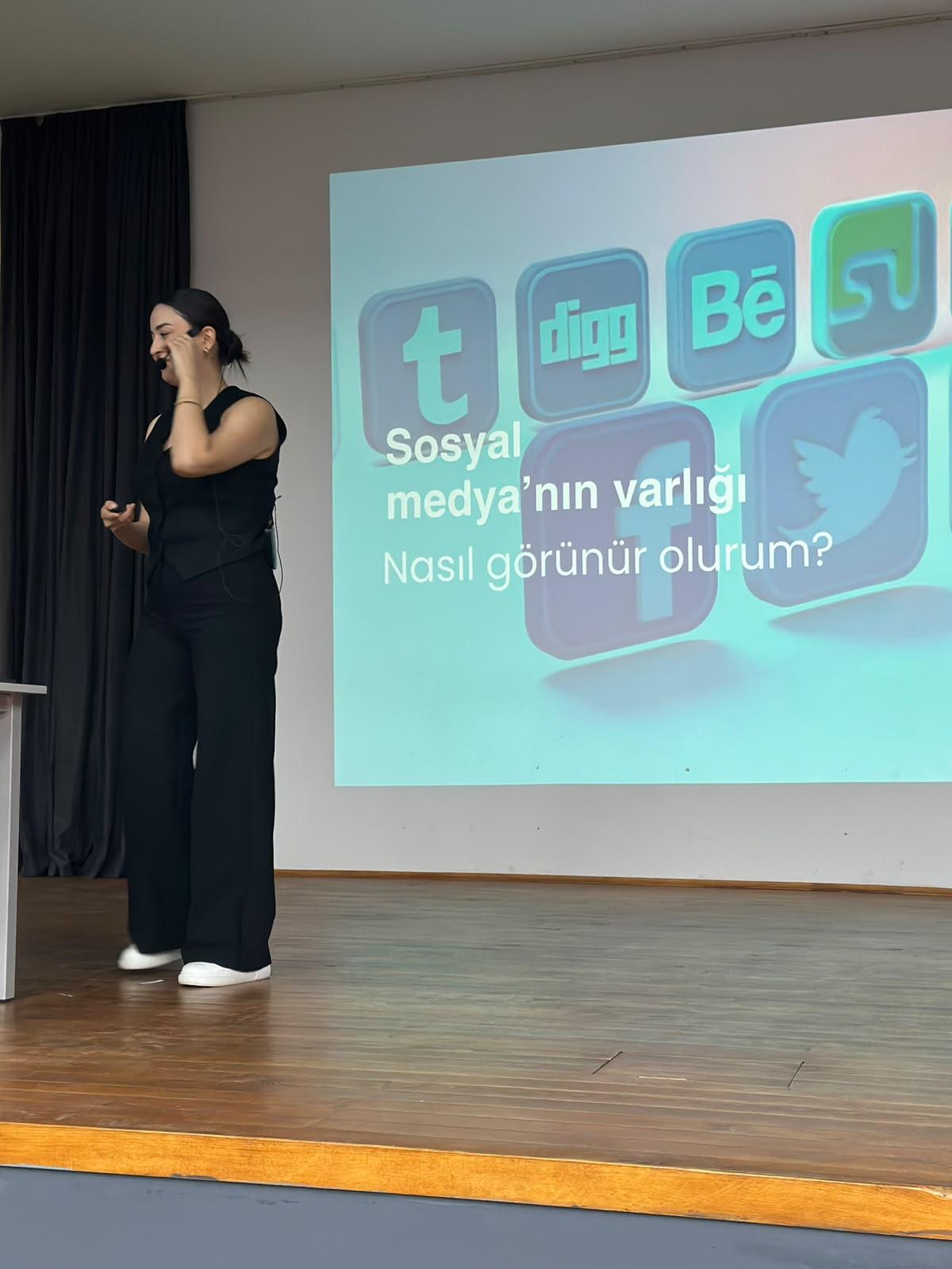 Ceren Höbek sahnede sunum yapıyor; ekranda “Sosyal medyanın varlığı — Nasıl görünür olurum?”