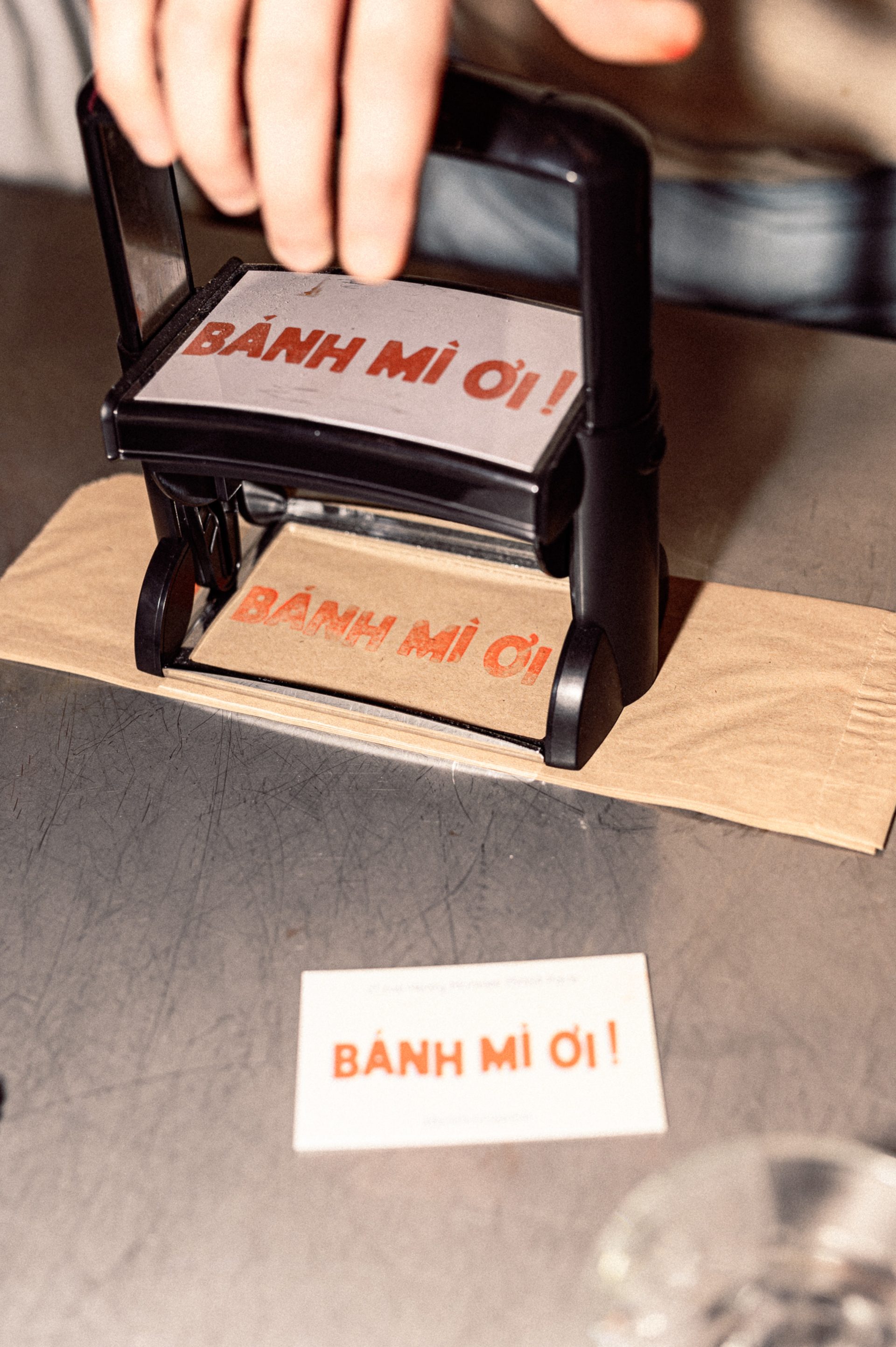 Un timbre avec le logo Banh Mi Oi