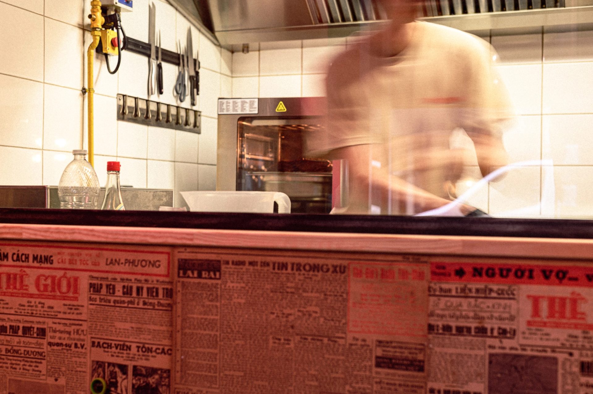 L'un des fondateurs travaillant dans la cuisine
