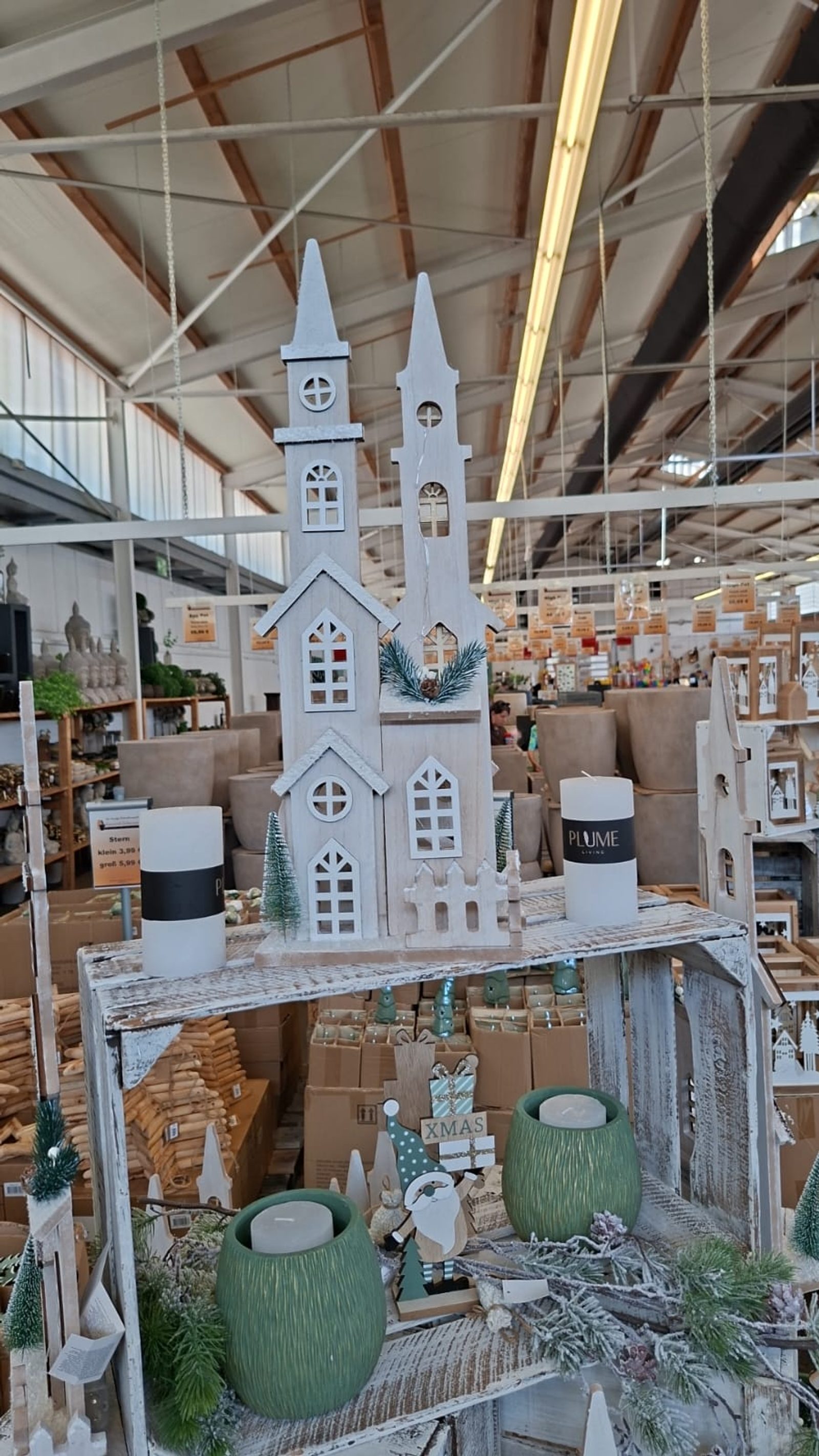 Dekorative Kirchenfiguren und Kerzen in der Keramikscheune.