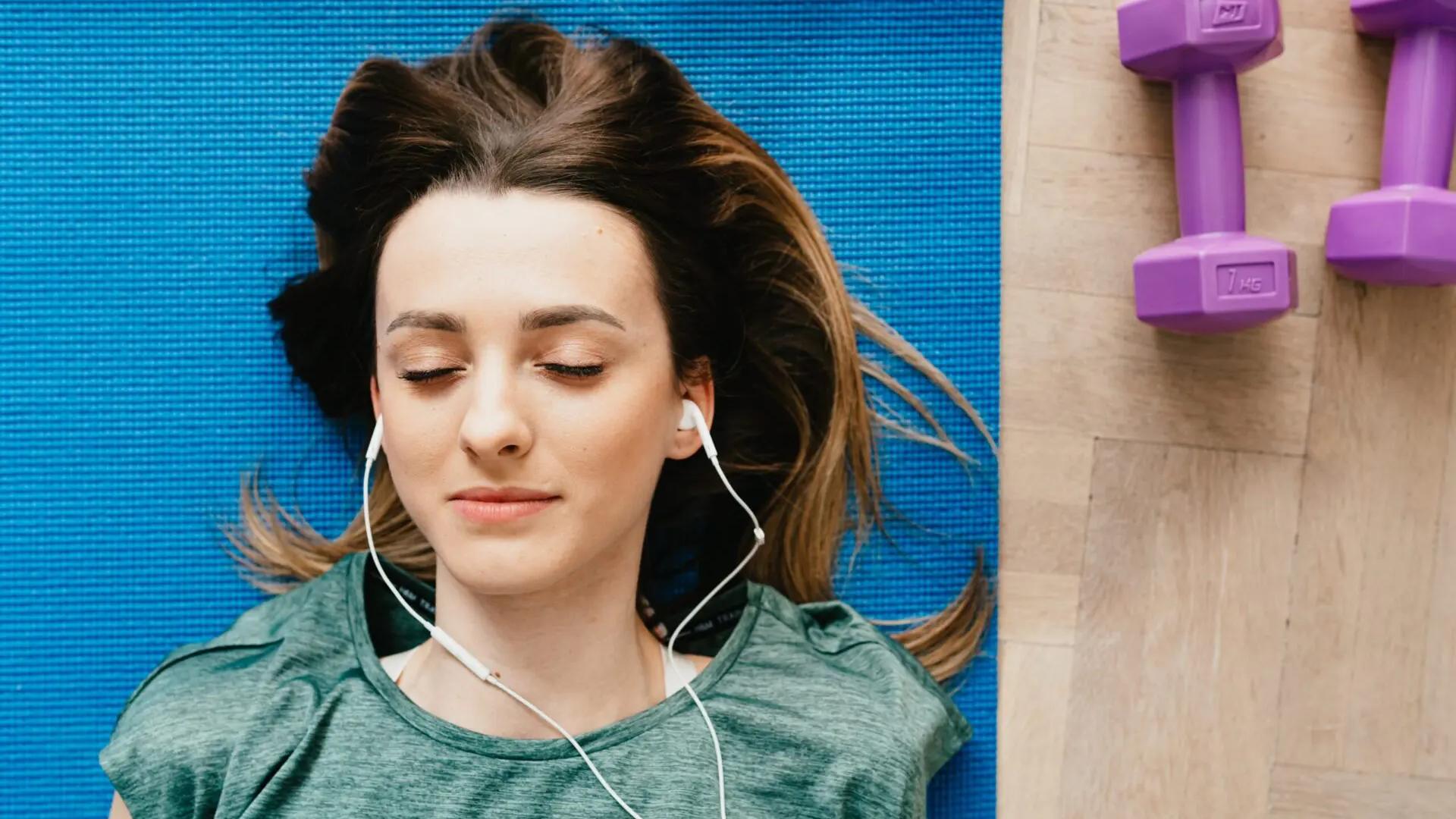 girl-of-listening-music