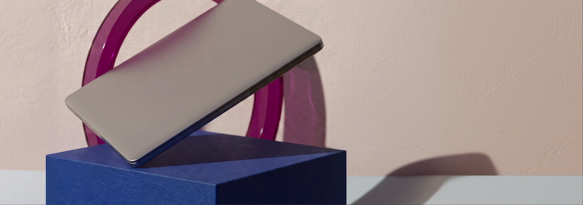 Cobalt pedestal on a diagonal runway