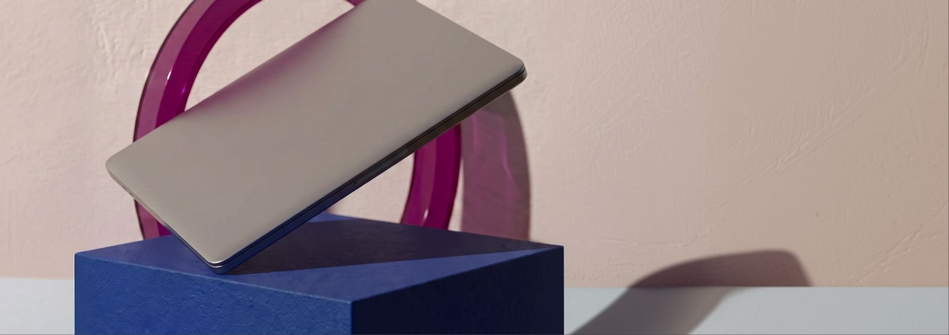 Cobalt pedestal on a diagonal runway
