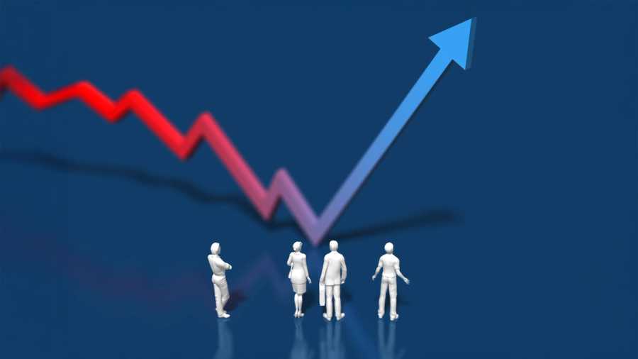 Four people observing a red downward trend turning into a blue upward trend.