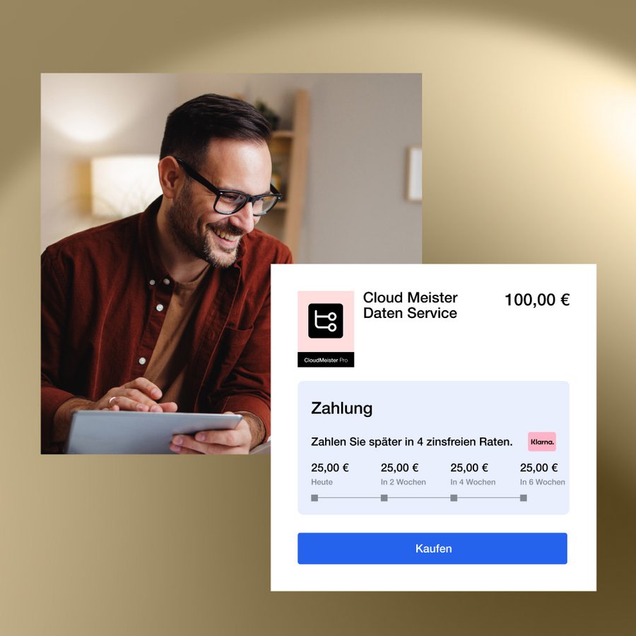 A smiling man with glasses looks at a tablet while an overlay shows a Klarna payment screen for "Cloud Meister Daten Service" at 100€, offering 4 installments.