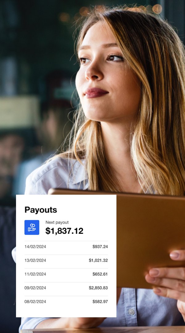Mujer sosteniendo una tableta que muestra una pantalla de "Pagos" con un próximo pago de $1.837,12 y una lista de transacciones pasadas.