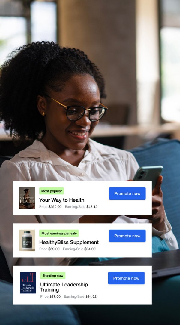 Une femme noire souriante consulte des options de promotion de produits avec les prix et les gains par vente sur son smartphone.