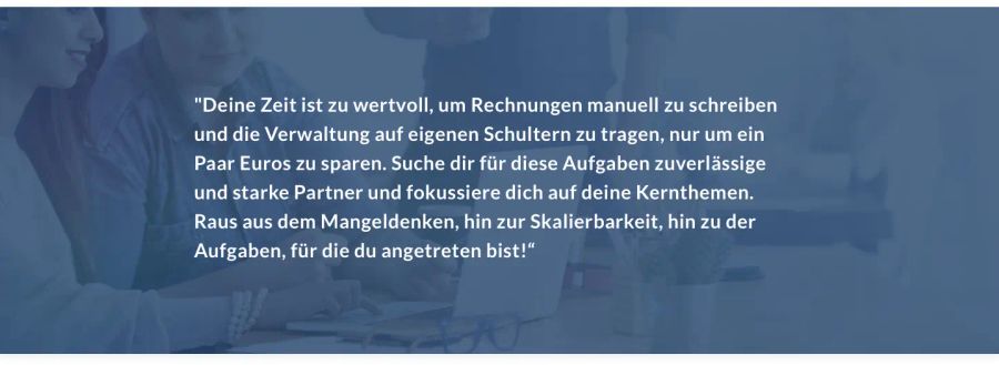 A German quote about valuing time and focusing on core tasks, overlaid on a blurred image of business people working on a laptop.