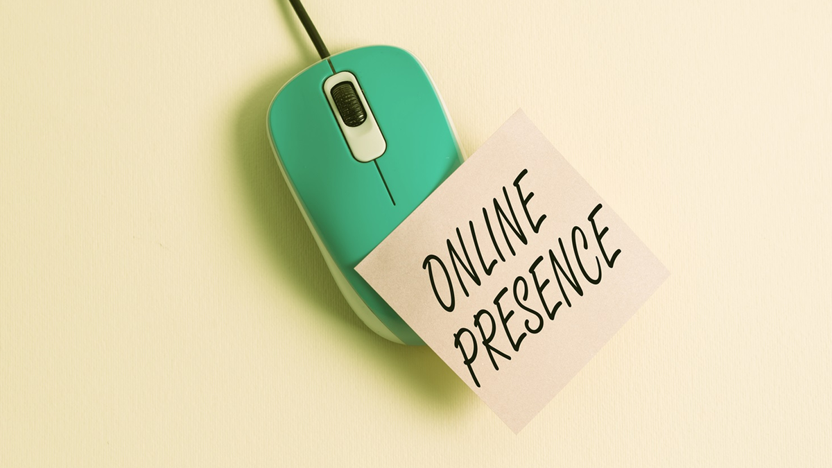 Teal computer mouse with a sticky note reading "ONLINE PRESENCE".