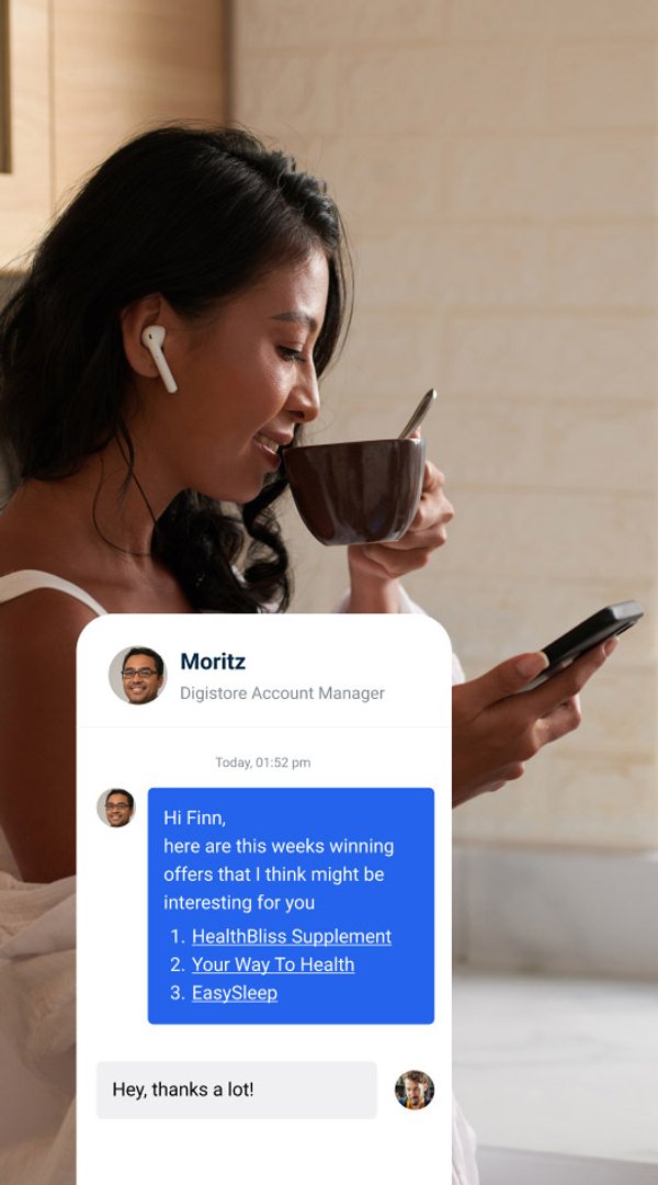 Une femme avec un écouteur boit dans une tasse et sourit à son téléphone, affichant une discussion avec un chargé de compte listant des offres de produits.