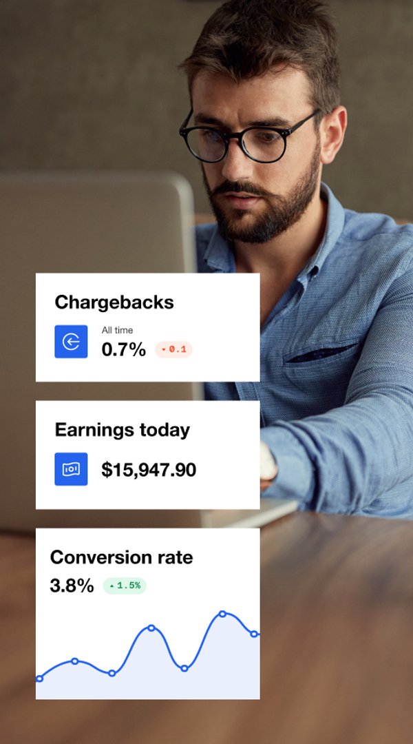 Um homem de óculos olha para um laptop com métricas de negócios para chargebacks, ganhos e taxa de conversão exibidos.