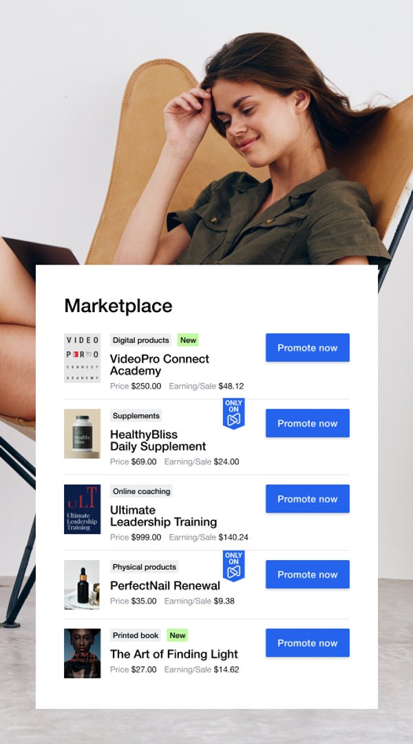 Una mujer con un portátil, parcialmente cubierta por una interfaz de "Marketplace" con varios productos y botones "Promover ahora".