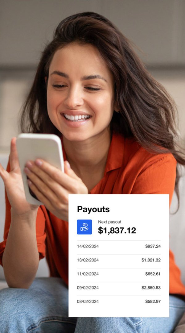 Une femme souriante consulte un téléphone affichant un écran « Paiements » avec un prochain versement de 1 837,12 $ et les gains passés.