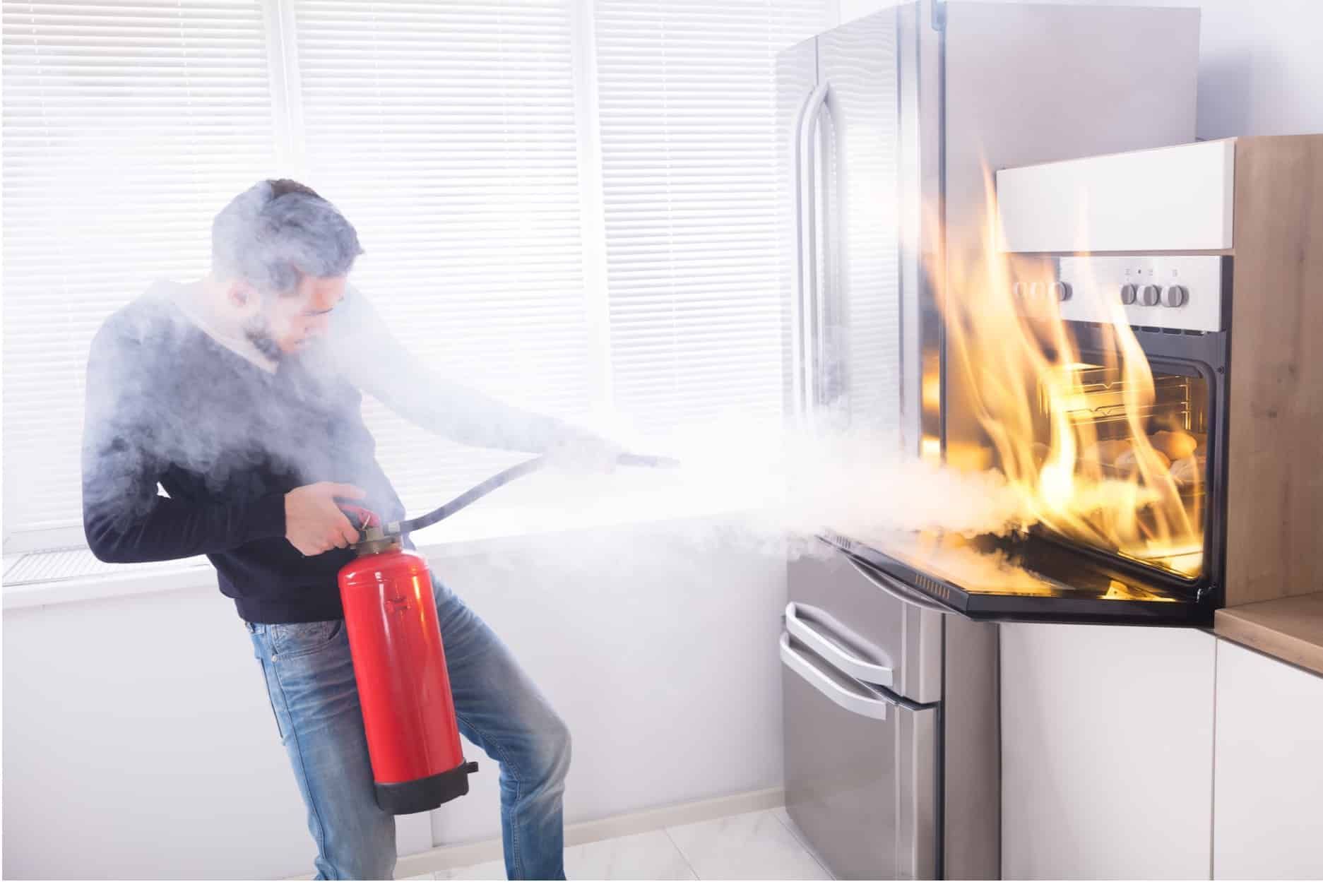Soluciones eficaces para la mitigación de daños tras incendio o fuego: máquina de ozono y deshumidificadora