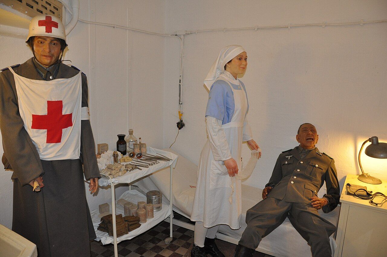 Exhibition recreating a military doctor treating a wounded patient in the Hospital in the Rock