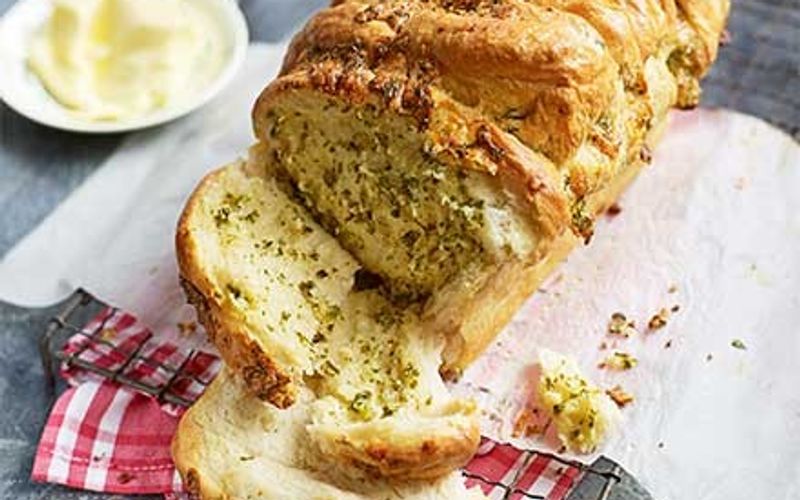 This Garlic Bread Recipe Skips the Frozen Bag Entirely
