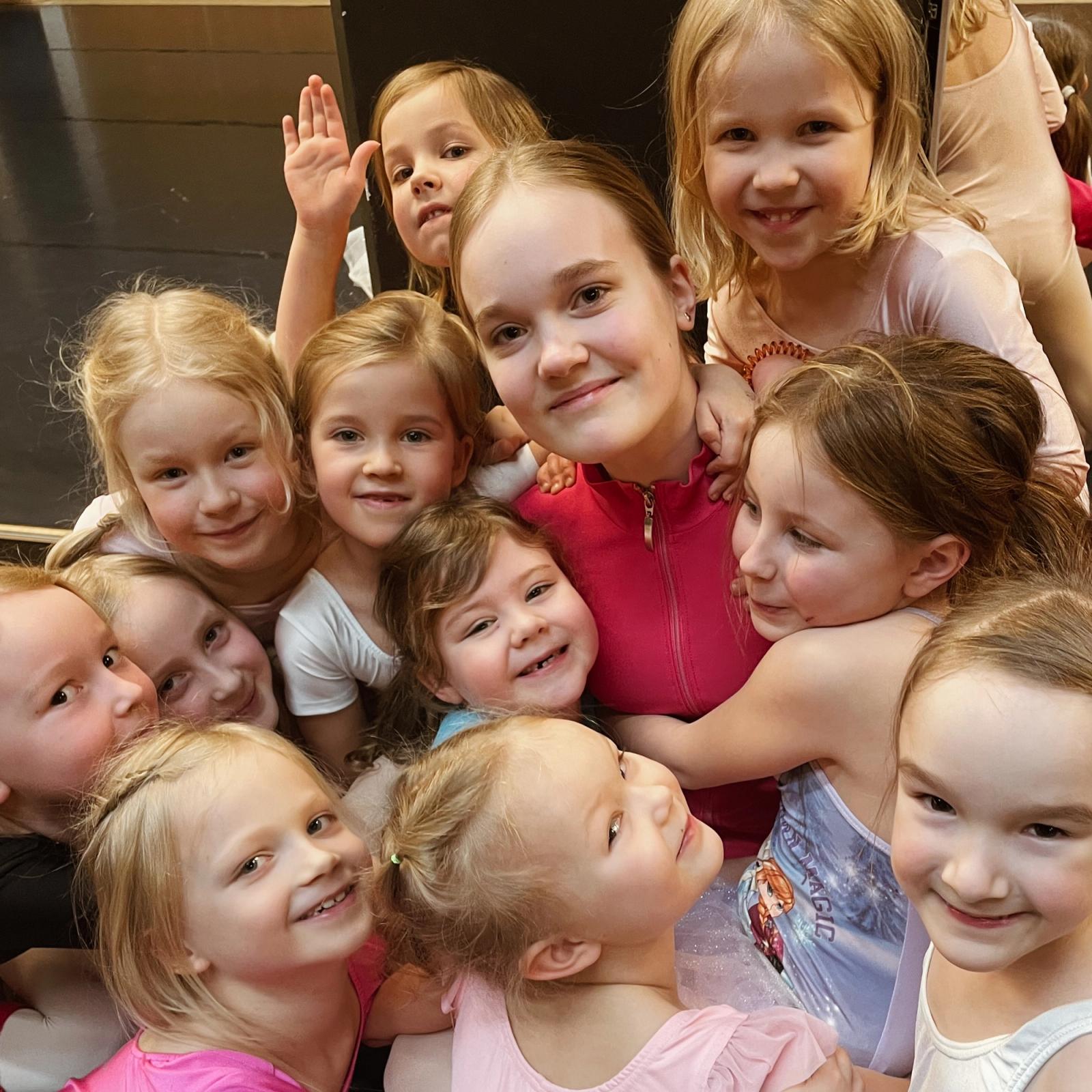 Tanssittava kummi kummiryhmänsä kanssa