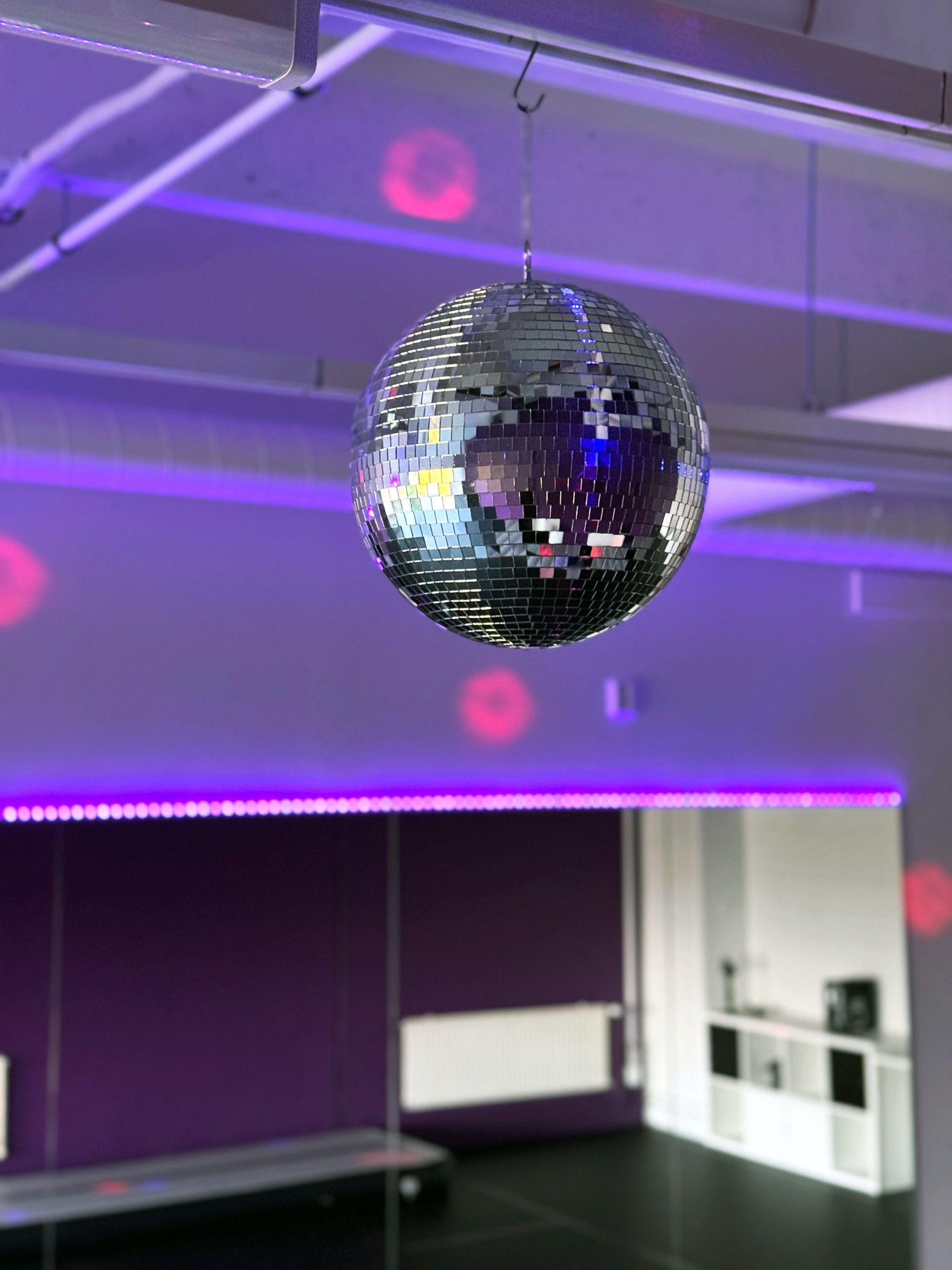 Tanssittava-pikkusalin-discopallo