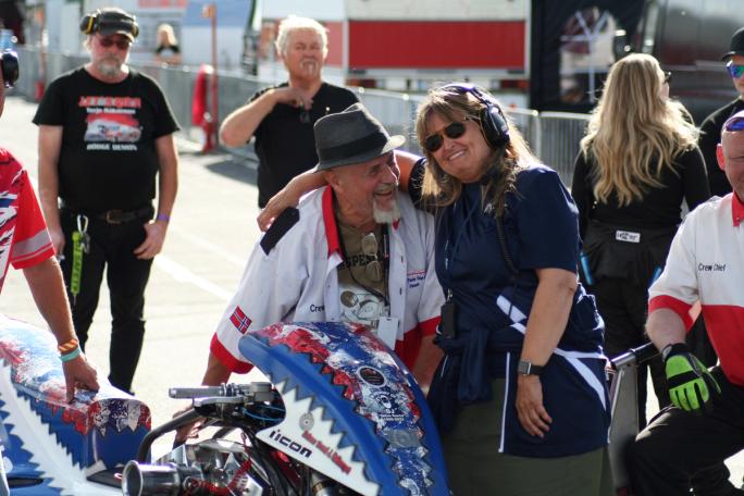 Lin Amundsen (m.solbriller) har betydd mye for dragbike-sporten i Norge