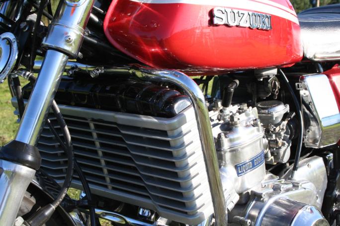 Den store radiatoren med termostatstyrt vifte bidro til effektiv kjøling av motoren