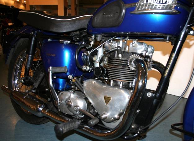 Speed Twin 500 kom i 1937, og dannet basis for samtlige av Triumphs twinner til 1983