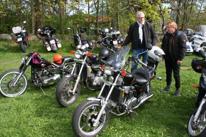 Knut Brattvik (t.v) trengte en liten men viktig del til speedometerdrevet på sin 85" Suzuki Madura 1200. Den fant han i en kasse med brukte Suzuki-deler