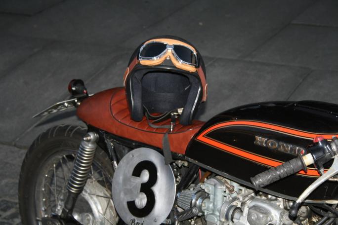 Caferacer + halvhjelm = Sant