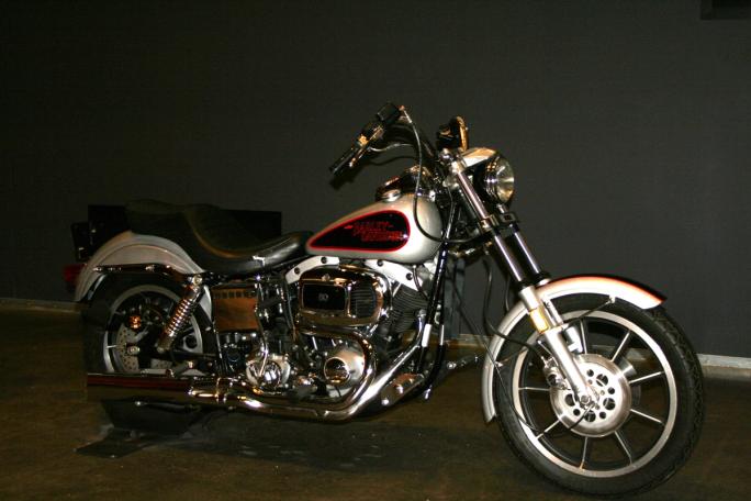 Klassisk Harley med svingarm og Shovelhead-motor.