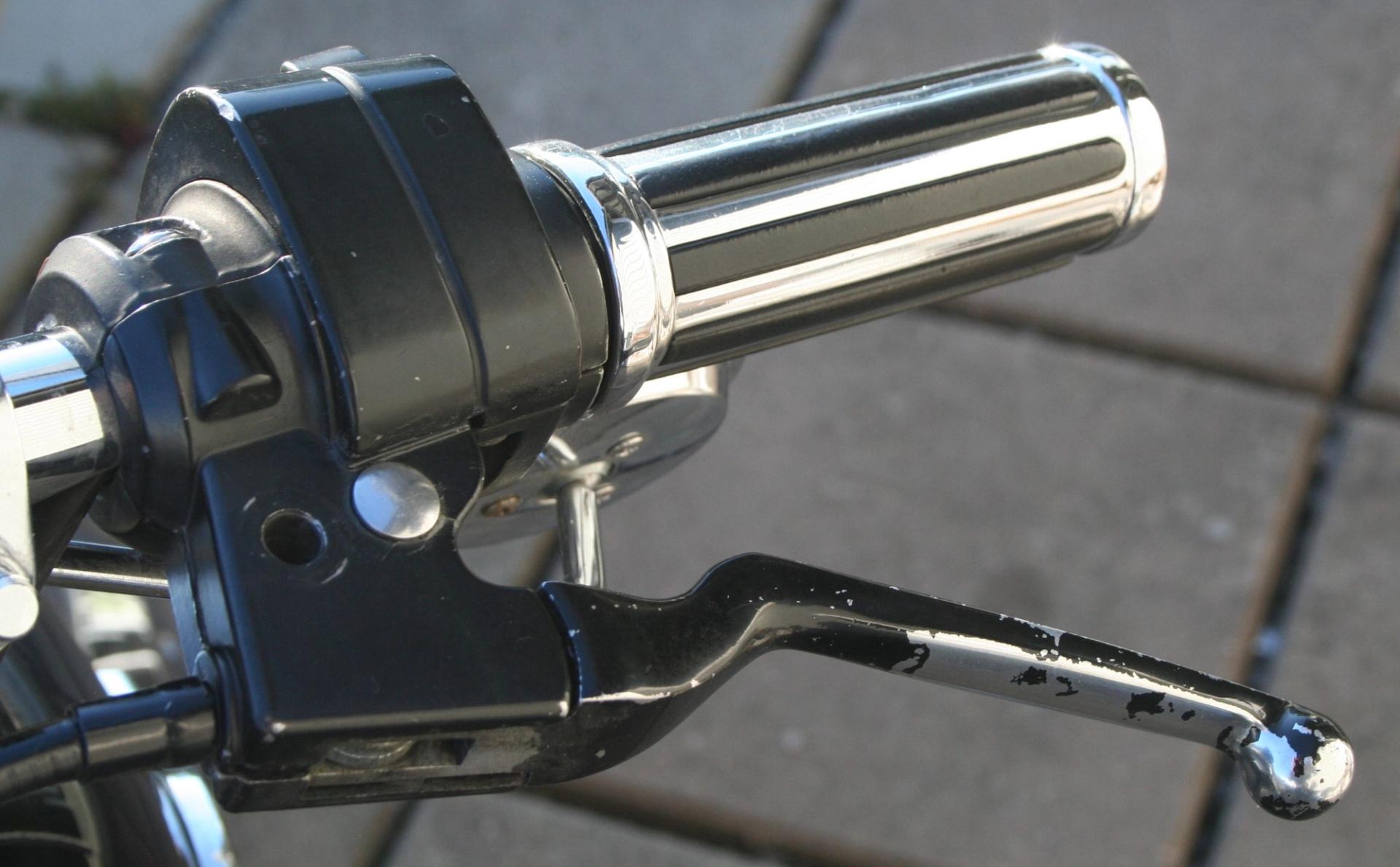Lettere clutch på Harley Big Twin.