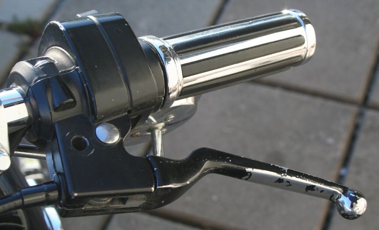 Lettere clutch på Harley Big Twin.