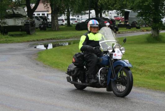 Thomas Stang på vei mot Trondheim på sin Harley-Davidson 1300, 1936-modell