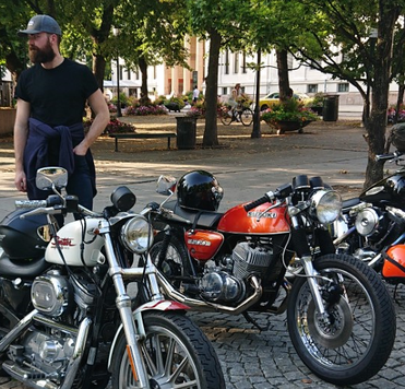 Den nye generasjonen caferacerentusiast, med caps og skjegg, litt sånn hipsteraktig