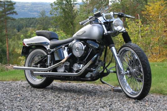 Klassisk Softail med Evolution 1340, selvsagt litt ombygd, som seg hør og bør en Harley