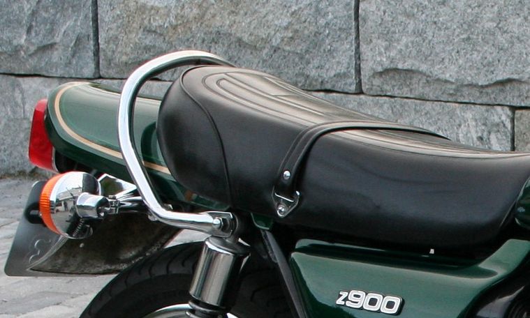Passasjerbøylen i chrom som fantes på "originalen" er å få som tilbehør på Z900RS