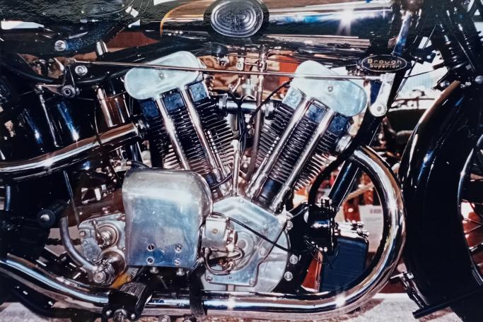 V-twinnen leverte hele 74 hk, hvilket var enorm effekt i en motorsykkel i 1934