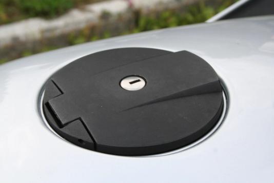 Nedfelt tanklokk er en fin detalj, og gjør montering av tankveske enklere