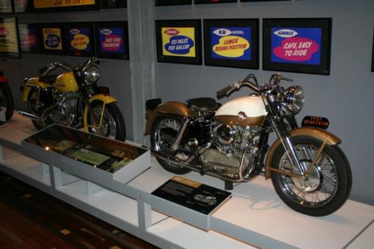 K750 t.v og XL750 Sportster t.h