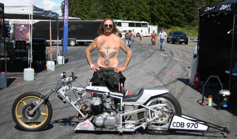 Bernhard Lie kjører i Classic Dragbike med sin trimmede Honda på 970 ccm