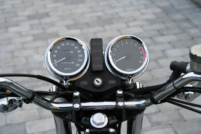 Z900-instrument fra 70-tallet; analogt, enkelt og informativt.