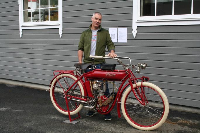 Hans Roger Starheim tok turen innom med sin fantastisk flotte Indian 1914-modell
