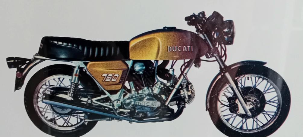 GT750 var Ducatis første serieproduserte v-twin