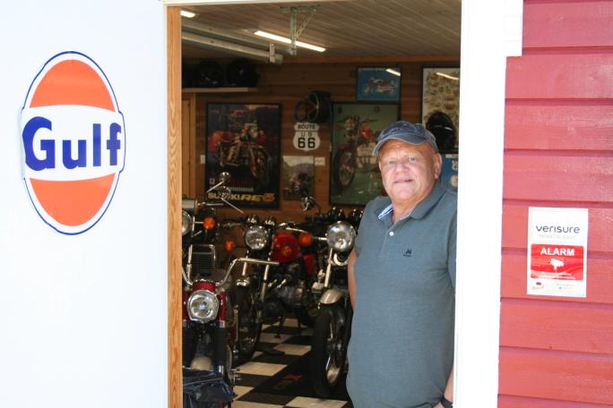 Døren inn til Rogers mancave er verdt et besøk for en hver klassikerentusiast