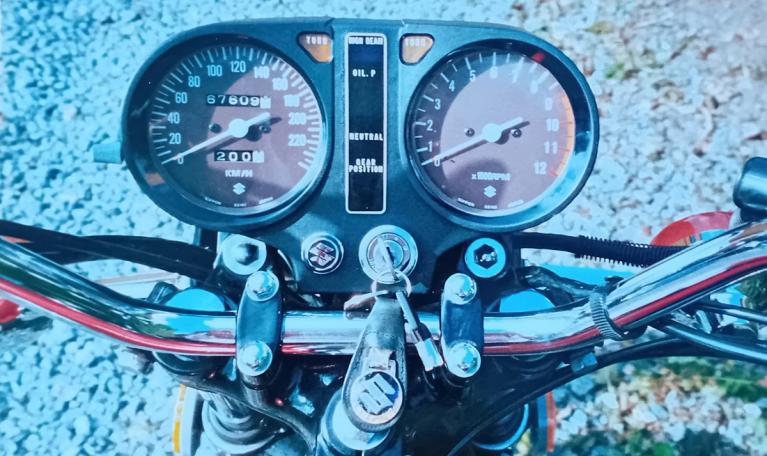 Toppfarten til GS750 ble oppgitt til 200 km/t. Dermed "parkerte" den Honda 750Four....