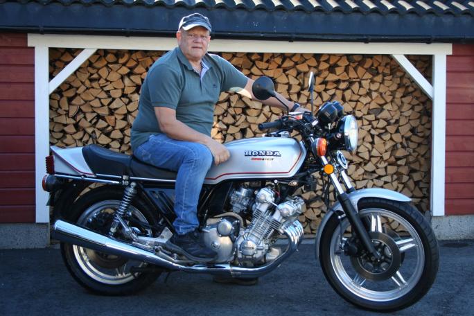 Roger i salen på en av favorittene fra samlingen, Honda CBX1000