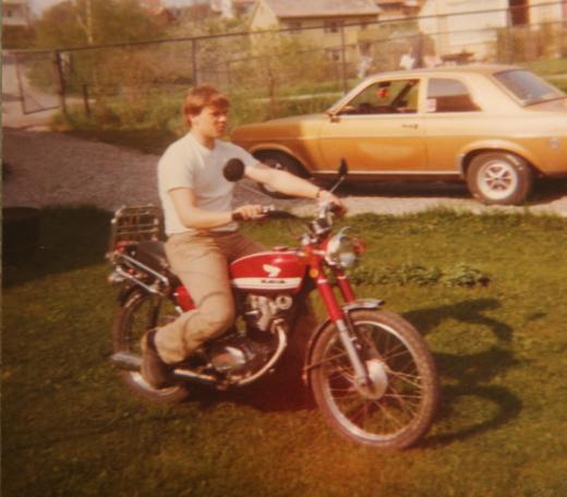 Roger på sin første mc, en Honda CB100.
